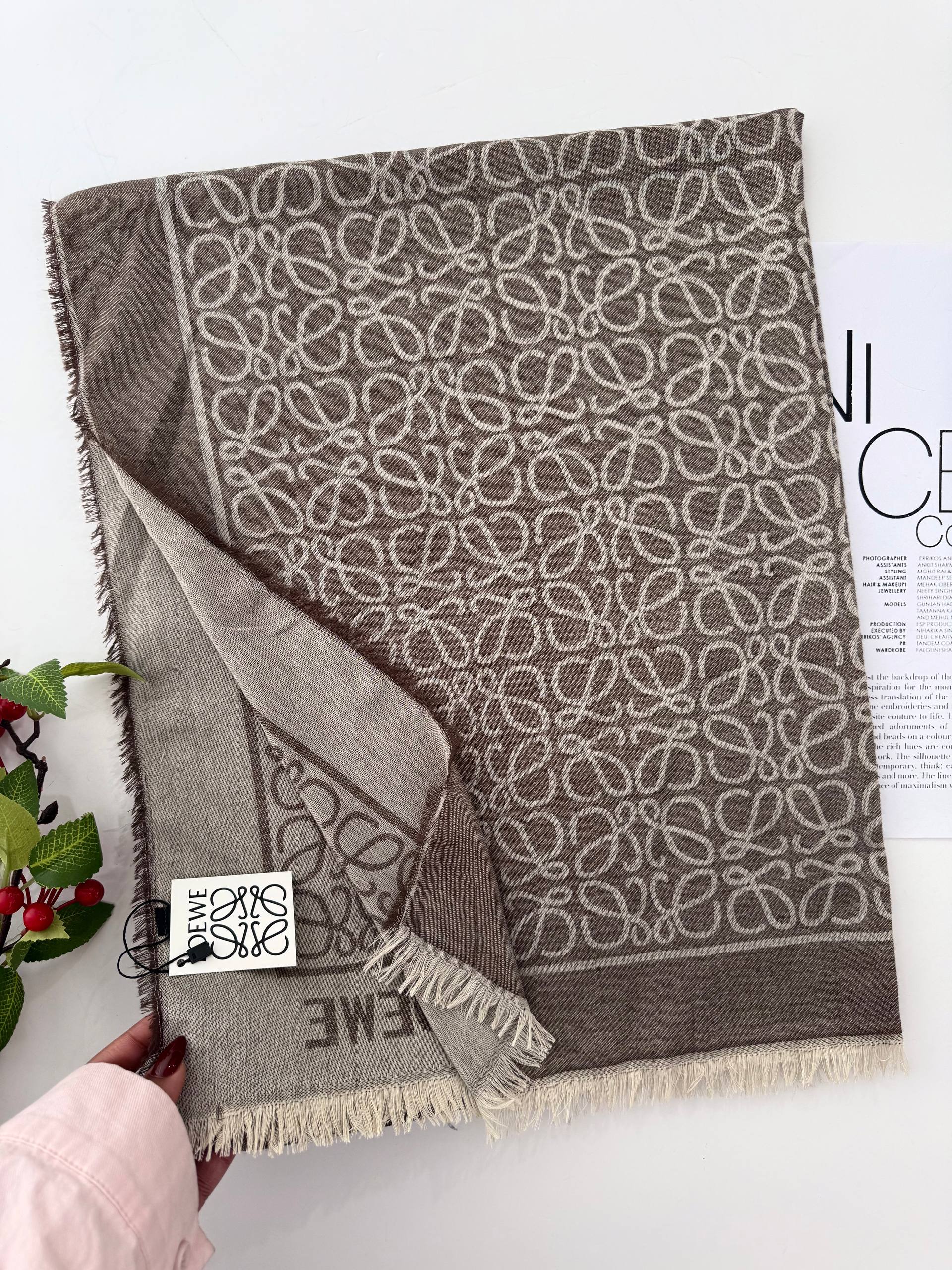 شال زنانه جنس کشمیر طرح LOEWE دور ریش