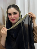 شال زنانه حریر شاین دور طلایی روی سر مدل، نمای کامل و جلوه براق پارچه