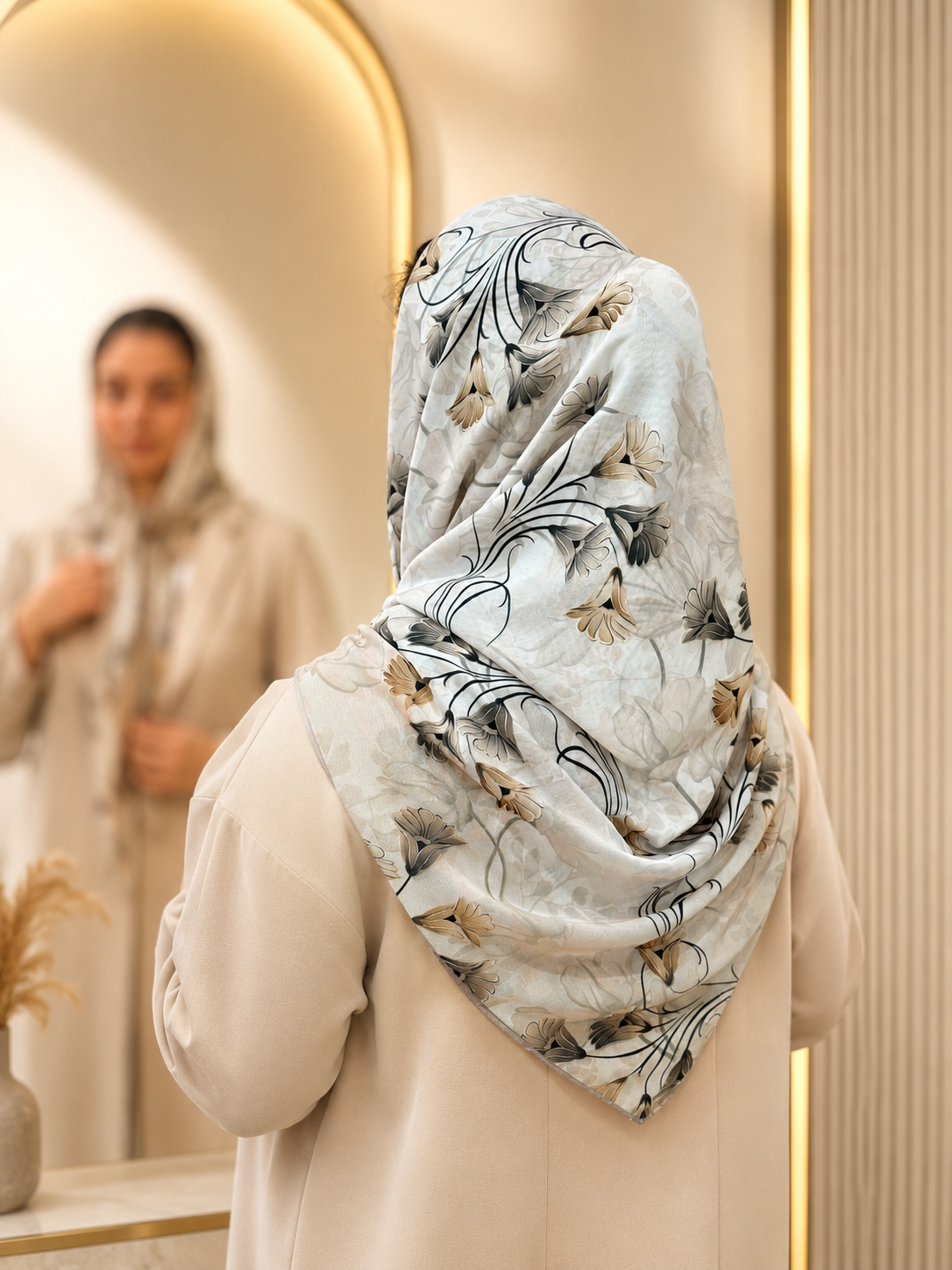 روسری کرپ حریر طرح گل کرم استخوانی قواره ۱۴۰ روی سر با نمای کامل