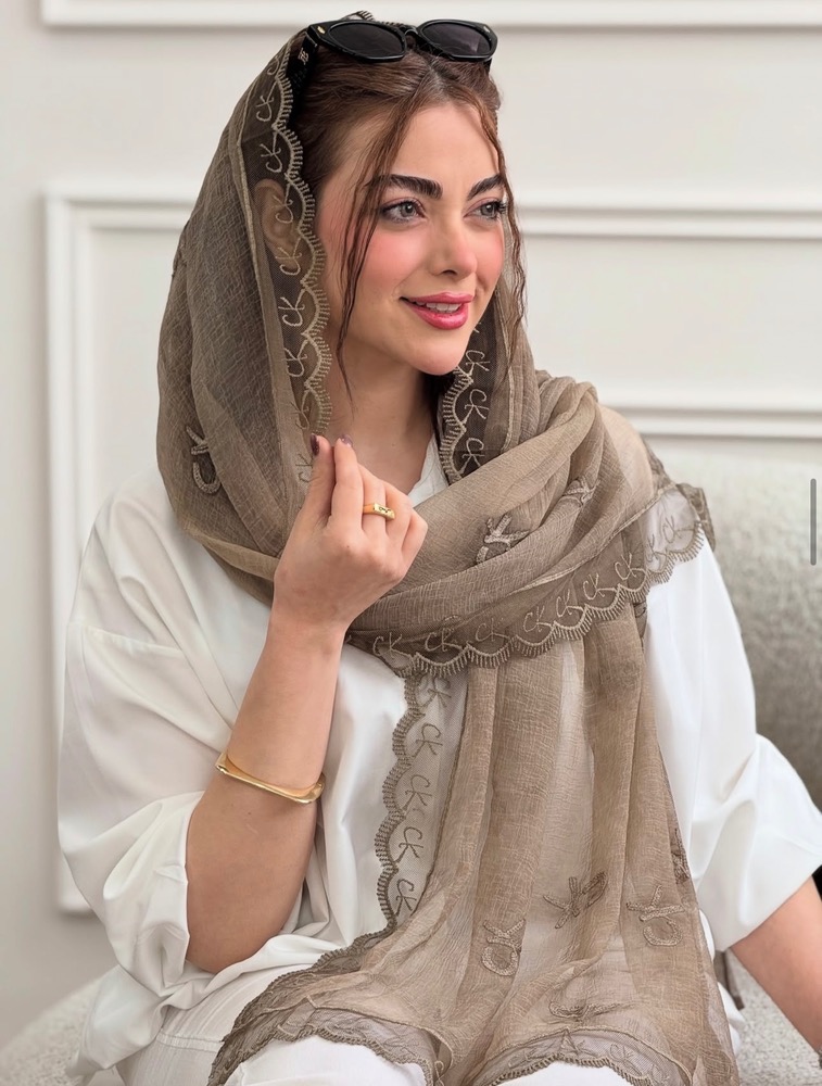 شال حریر مجلسی طرح CK دور دانتل رنگ کرم روی سر با استایل شیک